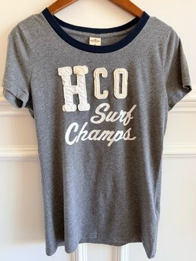 Hollister Women’s Shirt Gray Tee with Navy Trim Patch Appliqué print Size M